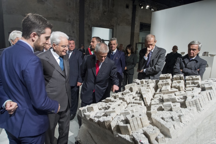 Il Presidente Sergio Mattarella visita la mostra "Come una falena alla fiamma" 