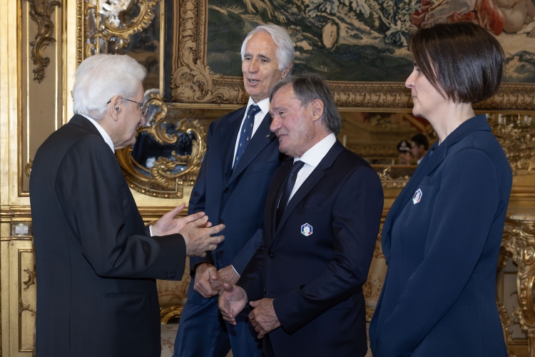 Il Presidente Sergio Mattarella con Giovanni Malagò, Presidente del Comitato Olimpico Nazionale Italiano, Flavio Roda e Loretta Piroia, rispettivamente Presidente e Segretario generale della Federazione Italiana Sport Invernali
