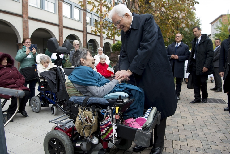 Il Presidente Sergio Mattarella nel corso della visita alla Piccola Casa della Divina Provvidenza