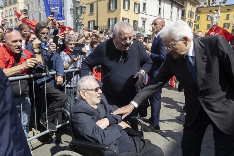 Il Presidente della Repubblica Sergio Mattarella in Piazza della Loggia di Brescia
