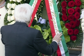 Il Presidente della Repubblica Sergio Mattarella in Piazza della Loggia depone una corona di fiori alla stele dei caduti della strage 