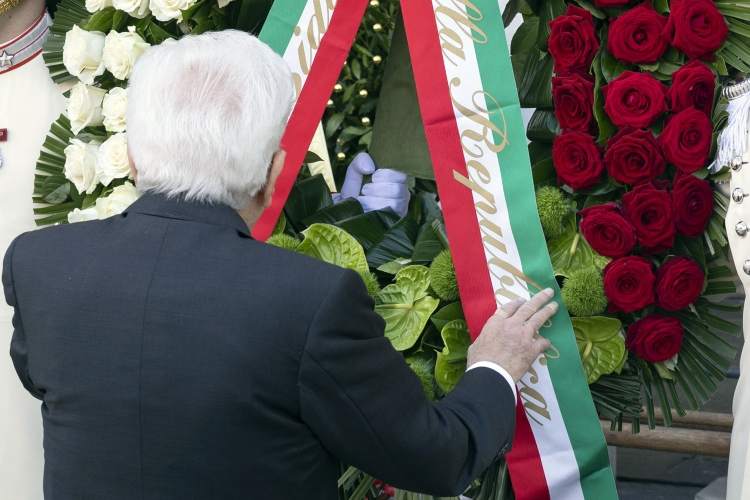 Il Presidente della Repubblica Sergio Mattarella in Piazza della Loggia depone una corona di fiori alla stele dei caduti della strage 