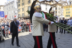 Il Presidente della Repubblica Sergio Mattarella in Piazza della Loggia depone una corona di fiori alla stele dei caduti della strage 