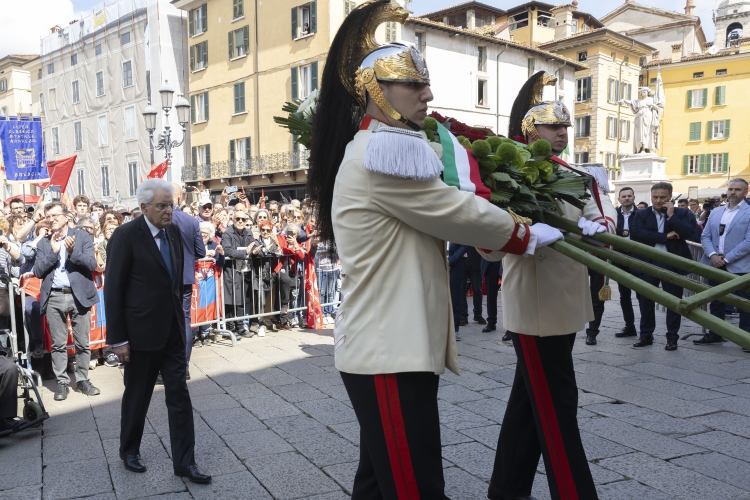 Il Presidente della Repubblica Sergio Mattarella in Piazza della Loggia depone una corona di fiori alla stele dei caduti della strage 