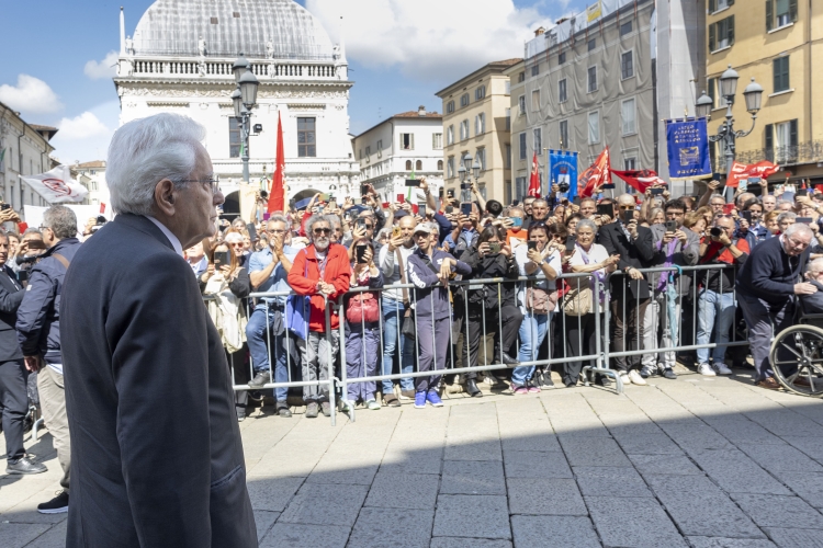 Il Presidente della Repubblica Sergio Mattarella in Piazza della Loggia depone una corona di fiori alla stele dei caduti della strage 