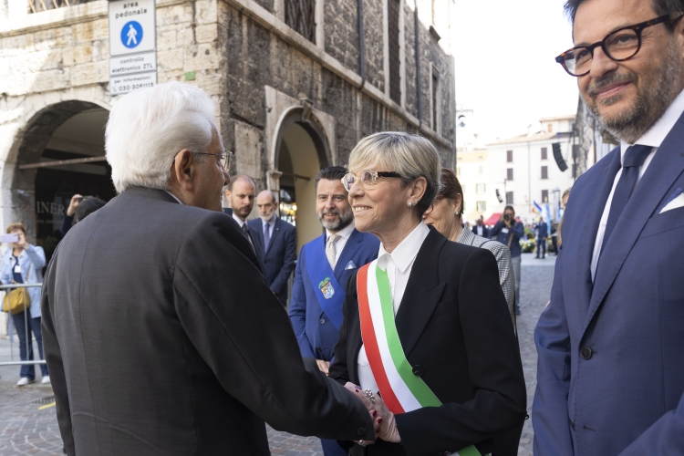Il Presidente della Repubblica Sergio Mattarella a Piazza della Loggia a Brescia, accolto da Marco Alparone, Vice Presidente e Assessore al Bilancio e Finanza della Regione Lombardia, Laura Castelletti, Sindaco di Brescia, Emanuele Moraschini, Presidente della Provincia di Brescia
