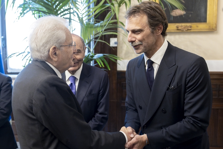 Il Presidente Sergio Mattarella saluta Alessandro Preziosi, intervenuto alla cerimonia commemorativa del centesimo anniversario della morte di Giacomo Matteotti