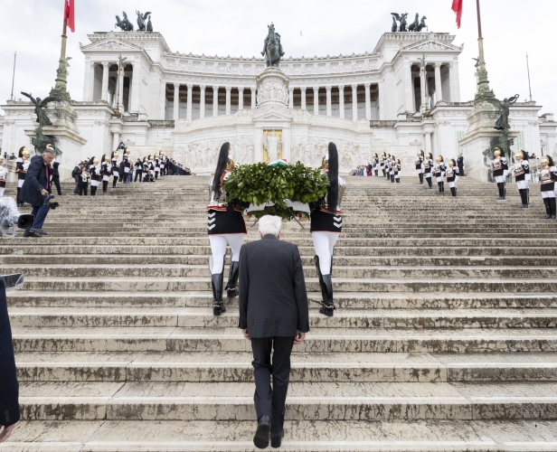  Il Presidente della Repubblica Sergio Mattarella depone una corona d'alloro al Monumento del Milite Ignoto all'Altare della Patria, in occasione della Festa della Repubblica 