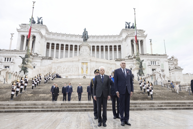 Il Presidente Sergio Mattarella all'Altare della Patria, in occasione della Festa Nazionale della Repubblica
