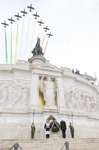 Il Presidente Sergio Mattarella depone una corona d'alloro sulla Tomba del Milite Ignoto all'Altare della Patria, in occasione della Festa Nazionale della Repubblica
