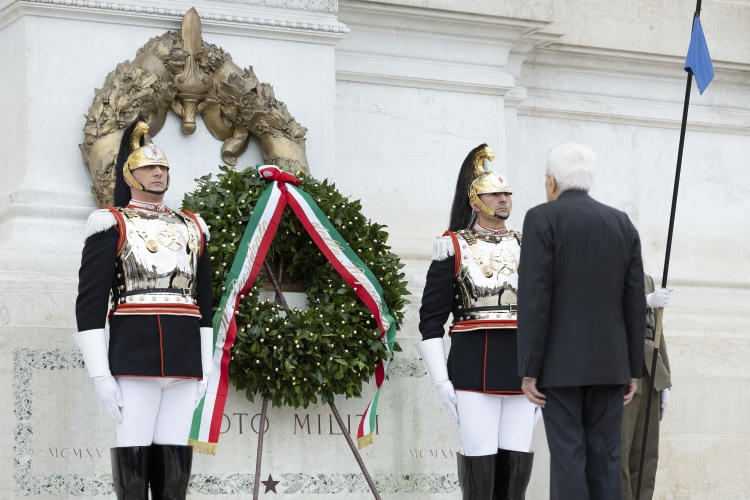 Il Presidente Sergio Mattarella depone una corona d'alloro sulla Tomba del Milite Ignoto all'Altare della Patria, in occasione della Festa Nazionale della Repubblica
