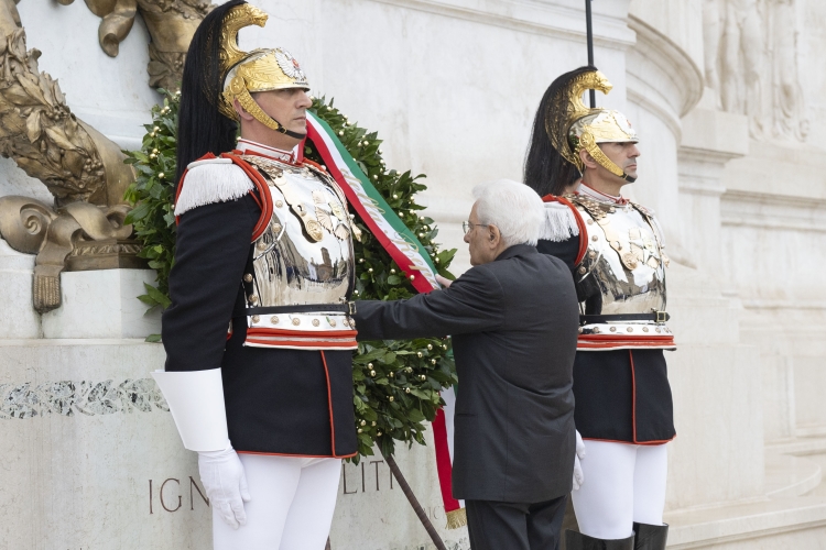 Il Presidente Sergio Mattarella depone una corona d'alloro sulla Tomba del Milite Ignoto all'Altare della Patria, in occasione della Festa Nazionale della Repubblica
