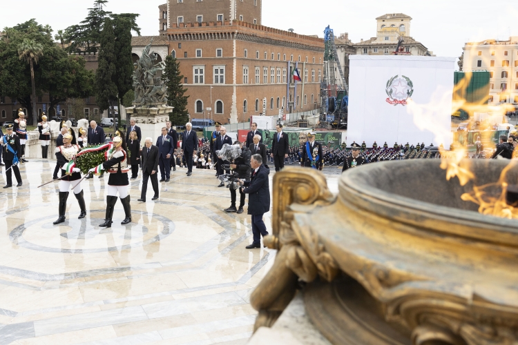 Il Presidente Sergio Mattarella depone una corona d'alloro sulla Tomba del Milite Ignoto all'Altare della Patria, in occasione della Festa Nazionale della Repubblica
