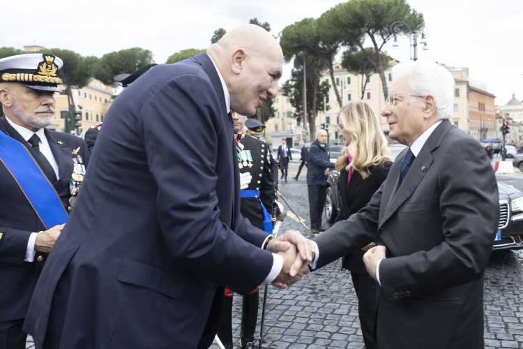Il Presidente Sergio Mattarella con Guido Crosetto, Ministro della Difesa, passa in rassegna il reparto d’onore schierato, in occasione della Festa Nazionale della Repubblica
