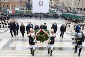 Il Presidente Mattarella depone una corona d’alloro all’Altare della Patria in occasione della Festa Nazionale della Repubblica

