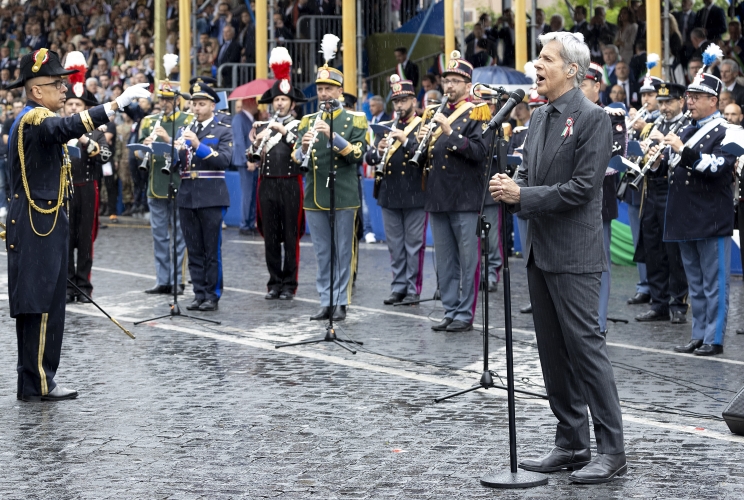 Claudio Baglioni canta l'Inno di Italia alla Rivista Militare