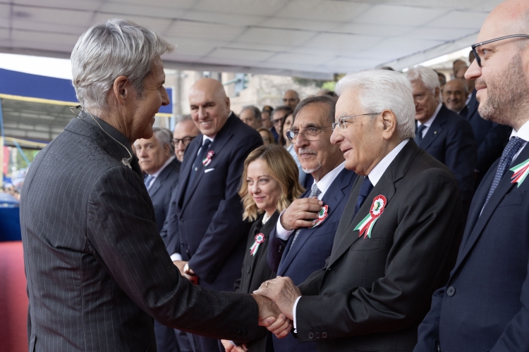 Il Presidente Sergio Mattarella alla Rivista Militare saluta Claudio Baglioni, in occasione del 78° anniversario della Repubblica Italiana
