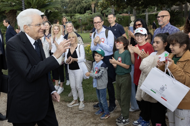 Il Presidente Sergio Mattarella nei Giardini del Palazzo del Quirinale, in occasione dell’apertura alle categorie fragili per la Festa Nazionale della Repubblica
