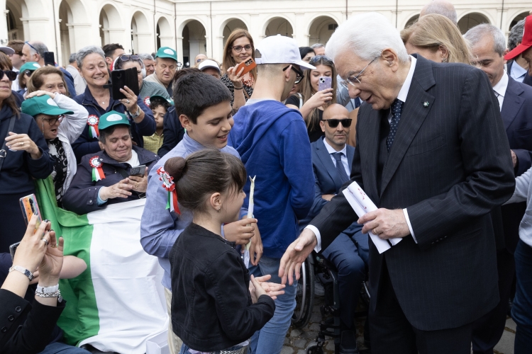 Il Presidente Sergio Mattarella nei Giardini del Palazzo del Quirinale, in occasione dell’apertura alle categorie fragili per la Festa Nazionale della Repubblica
