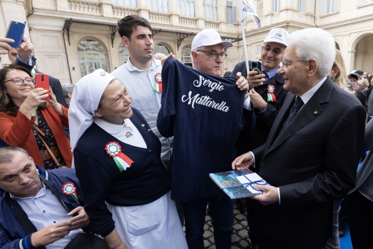 Il Presidente Sergio Mattarella nei Giardini del Palazzo del Quirinale, in occasione dell’apertura alle categorie fragili per la Festa Nazionale della Repubblica
