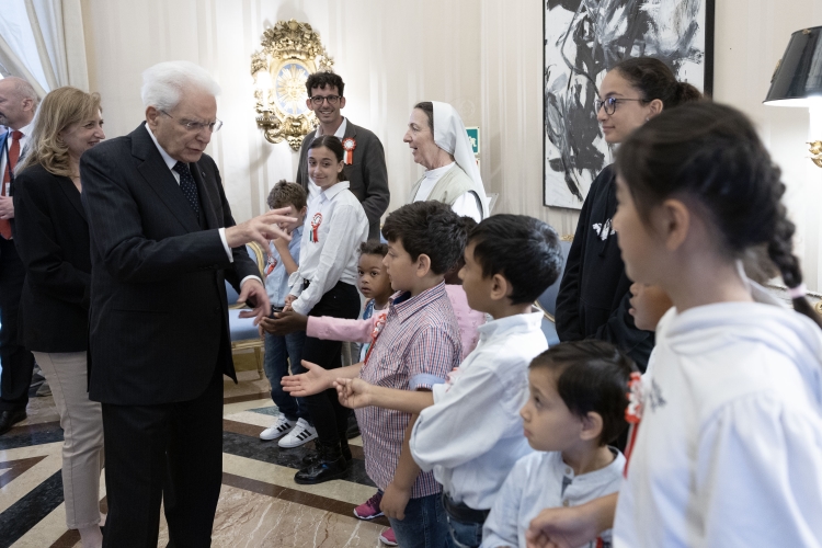 Il Presidente Sergio Mattarella nei Giardini del Palazzo del Quirinale, in occasione dell’apertura alle categorie fragili per la Festa Nazionale della Repubblica
