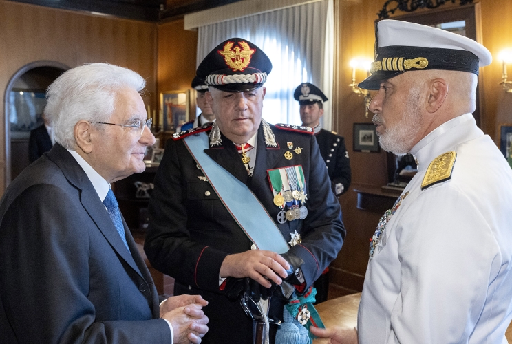 Il Presidente Sergio Mattarella con l'Amm. Giuseppe Cavo Dragone, Capo di Stato maggiore della difesa e il Gen. C.A. Teo Luzi, Comandante generale dell’Arma dei Carabinieri, in occasione della celebrazione del 210° anniversario di fondazione dell'Arma dei Carabinieri