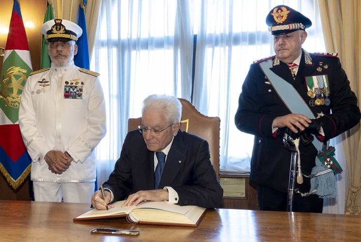 Il Presidente Sergio Mattarella con l'Amm. Giuseppe Cavo Dragone, Capo di Stato maggiore della difesa e il Gen. C.A. Teo Luzi, Comandante generale dell’Arma dei Carabinieri, in occasione della celebrazione del 210° anniversario di fondazione dell'Arma dei Carabinieri