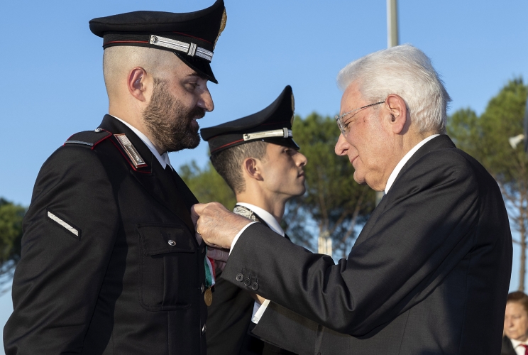 Il Presidente Sergio Mattarella consegna una Medaglia d'Oro al Valor Civile, in occasione della celebrazione del 210° anniversario di fondazione dell'Arma dei Carabinieri