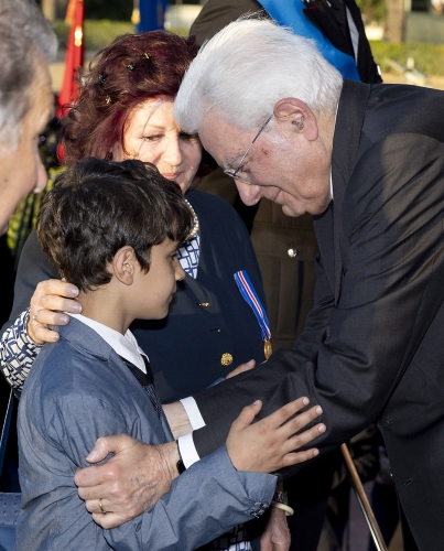 Il Presidente Sergio Mattarella alla celebrazione del 210° anniversario di fondazione dell'Arma dei Carabinieri, consegna una medaglia alla memoria