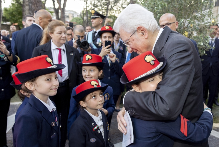 Il Presidente Sergio Mattarella alla celebrazione del 210° anniversario di fondazione dell'Arma dei Carabinieri saluta alcuni bambini dell'ONAOMAC