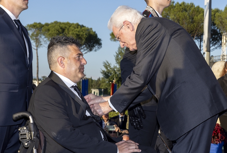 Il Presidente Sergio Mattarella consegna una Medaglia d'Oro al Valor Civile, in occasione della celebrazione del 210° anniversario di fondazione dell'Arma dei Carabinieri