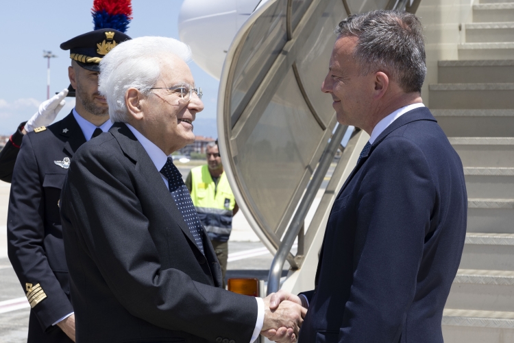 Il Presidente della Repubblica Sergio Mattarella con l'Ambasciatore di Francia in Italia, Martin Briens, in partenza per Caen, in occasione della commemorazione dell’80° anniversario dello sbarco in Normandia.
