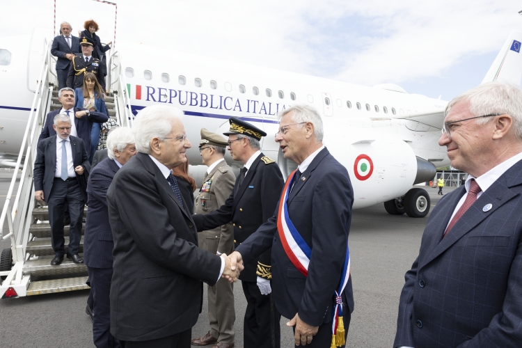 Il Presidente della Repubblica Sergio Mattarella all’aeroporto di Caen-Carpique, in occasione della commemorazione dell’80° anniversario dello sbarco in Normandia.
