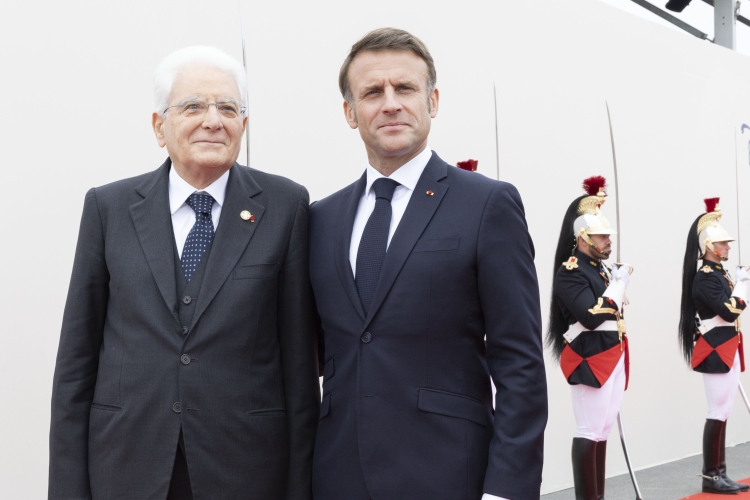 Il Presidente della Repubblica, Sergio Mattarella, a Omaha Beach, accolto dal Presidente della Repubblica Francese,  Emmanuel Macron, in occasione della commemorazione dell’80° anniversario dello sbarco in Normandia.