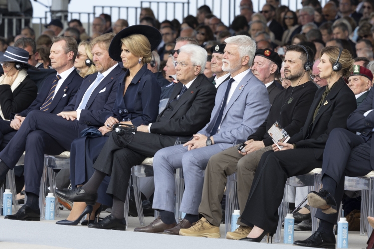 Il Presidente della Repubblica, Sergio Mattarella, all’aeroporto di Caen-Carpique, in occasione della commemorazione dell’80° anniversario dello sbarco in Normandia.