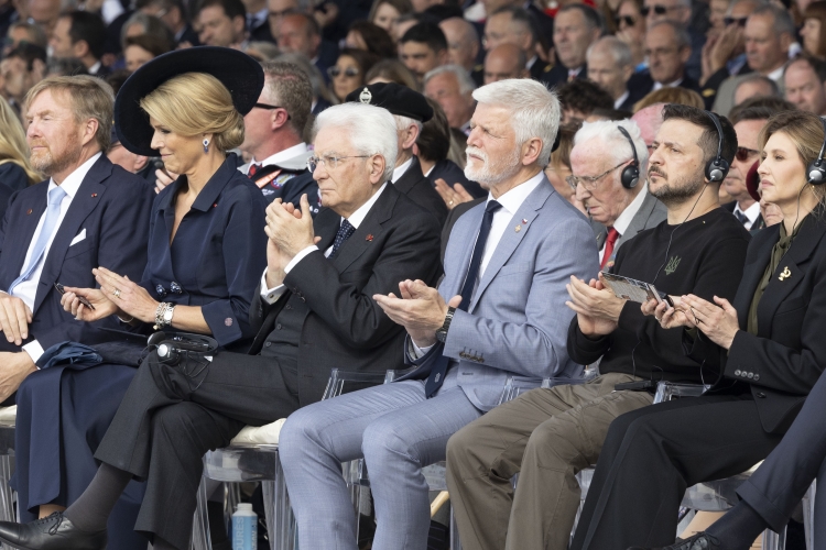 Il Presidente della Repubblica, Sergio Mattarella, all’aeroporto di Caen-Carpique, in occasione della commemorazione dell’80° anniversario dello sbarco in Normandia.