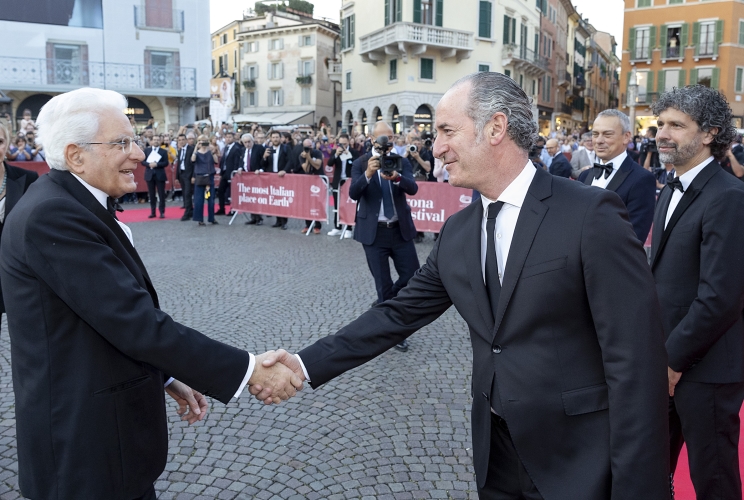 Il Presidente della Repubblica, Sergio Mattarella, accolto da Luca Zaia, Presidente della Regione Veneto, al suo arrivo all'Arena di Verona in occasione del concerto "La grande Opera italiana patrimonio dell'umanità", diretto dal Maestro Riccardo Muti.