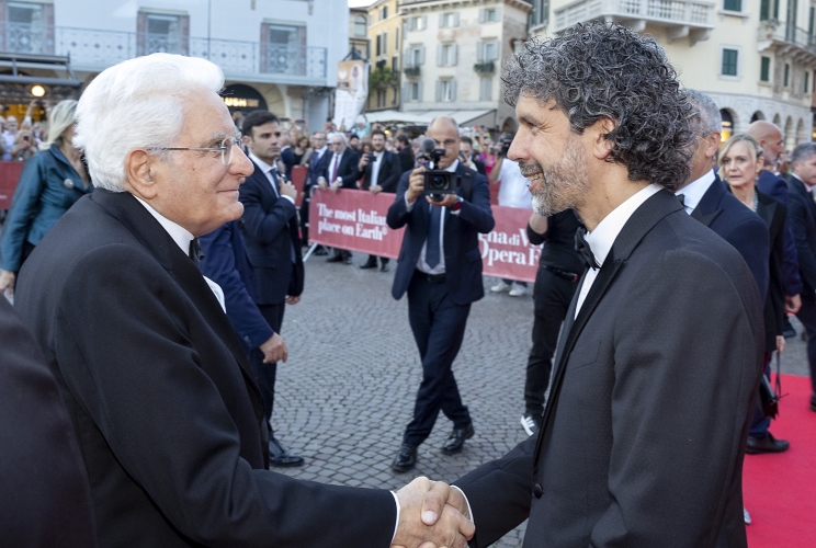Il Presidente della Repubblica Sergio Mattarella accolto da Damiano Tommasi, Sindaco di Verona,  al suo arrivo all'Arena di Verona in occasione della rappresentazione del concerto "La grande Opera italiana patrimonio dell'umanità", diretto dal Maestro Riccardo Muti.