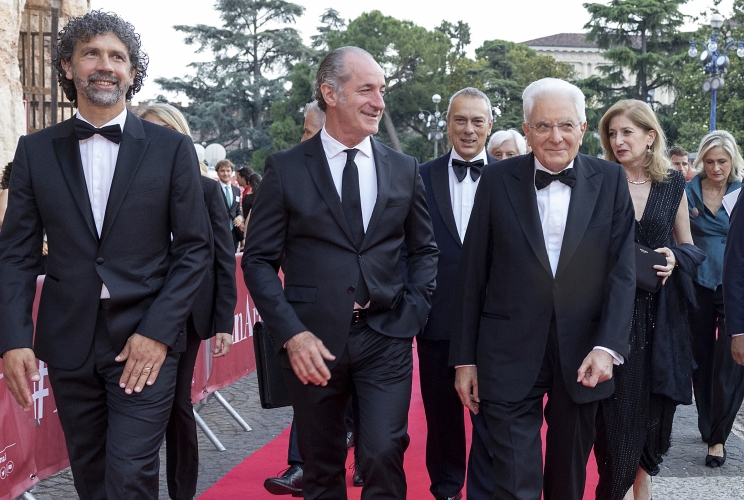 Il Presidente della Repubblica, Sergio Mattarella, accolto da Luca Zaia, Presidente della Regione Veneto, Damiano Tommasi, Sindaco di Verona, Demetrio Martino, Prefetto di Verona e Flavio Massimo Pasini, Presidente della Provincia di Verona al suo arrivo all'Arena di Verona in occasione della rappresentazione del concerto "La grande Opera italiana patrimonio dell'umanità", diretto dal Maestro Riccardo Muti.