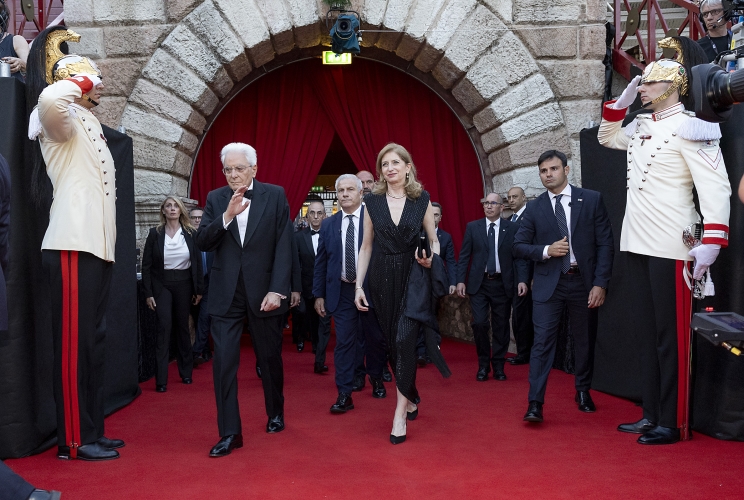 Il Presidente della Repubblica Sergio Mattarella al suo arrivo all'Arena di Verona in occasione della rappresentazione del concerto "La grande Opera italiana patrimonio dell'umanità", diretto dal Maestro Riccardo Muti.