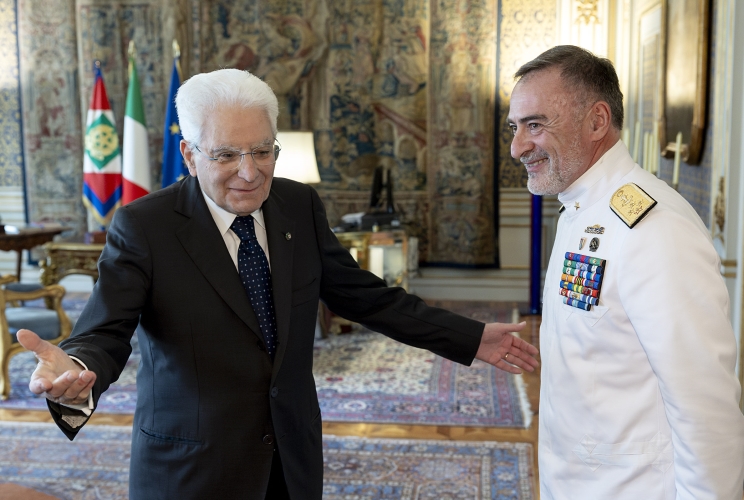 Il Presidente Sergio Mattarella accoglie l’Amm. Sq. Enrico Credendino, Capo di Stato Maggiore della Marina Militare, in occasione della Giornata della Marina militare