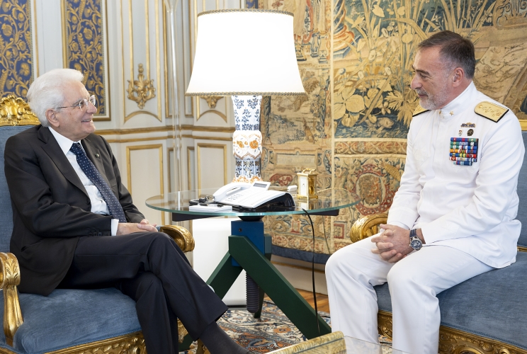 Il Presidente Sergio Mattarella con l’Amm. Sq. Enrico Credendino, Capo di Stato Maggiore della Marina Militare, in occasione della Giornata della Marina militare