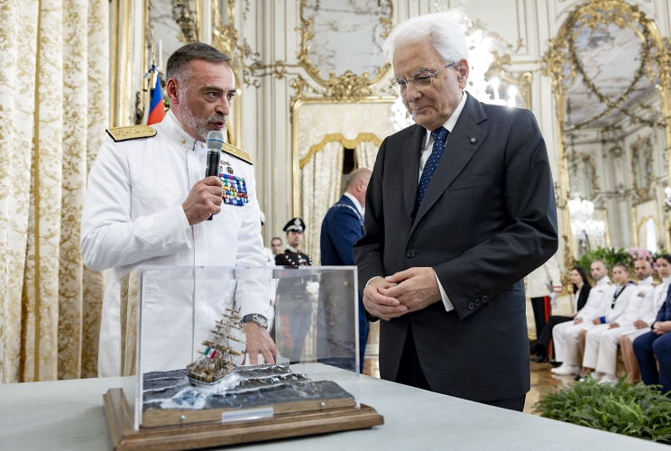 Il Presidente Sergio Mattarella e l’Amm. Sq. Enrico Credendino, Capo di Stato Maggiore della Marina Militare, in occasione della Giornata della Marina militare