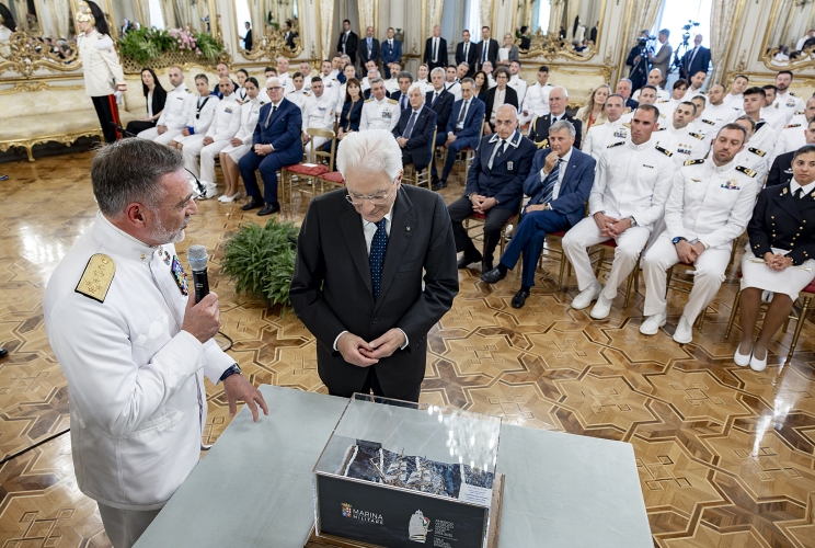 Il Presidente Sergio Mattarella e l’Amm. Sq. Enrico Credendino, Capo di Stato Maggiore della Marina Militare, con una rappresentanza della Marina Militare