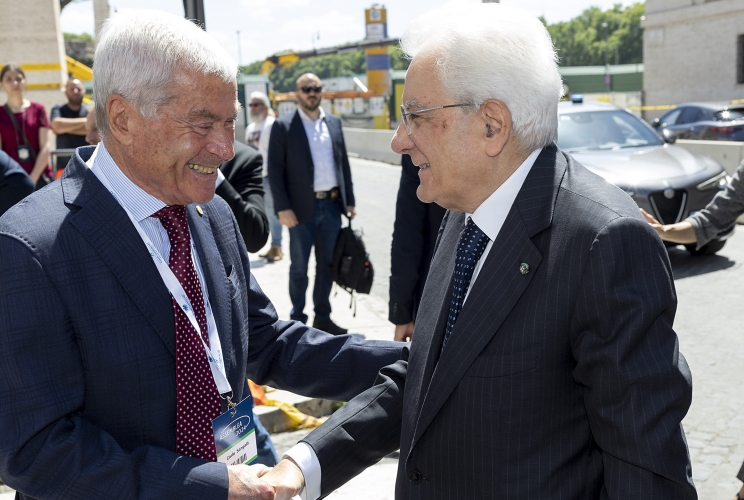 Il Presidente Sergio Mattarella accolto da Carlo Sangalli, Presidente di Confcommercio, in occasione dell'Assemblea generale di Confcommercio