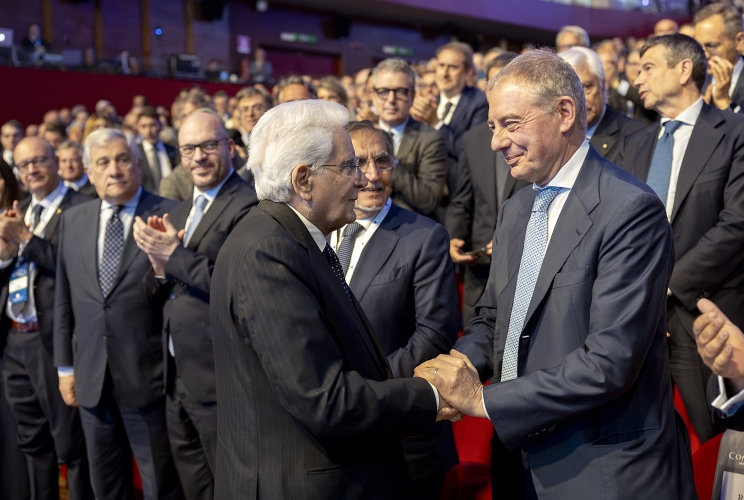 Il Presidente Sergio Mattarella con Adolfo Urso, Ministro delle Imprese e del Made in Italy, al termine dell'Assemblea generale di Confcommercio