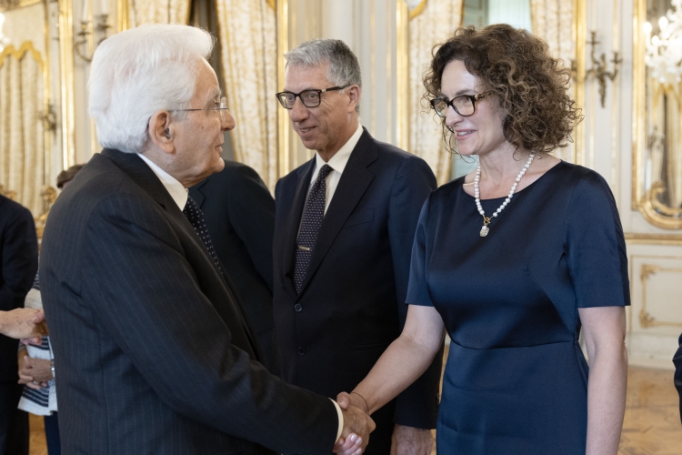 Il Presidente della Repubblica Sergio Mattarella saluta Dalia Vasariene, Presidente della Rete Europea dei Consigli di Giustizia, ENCJ
