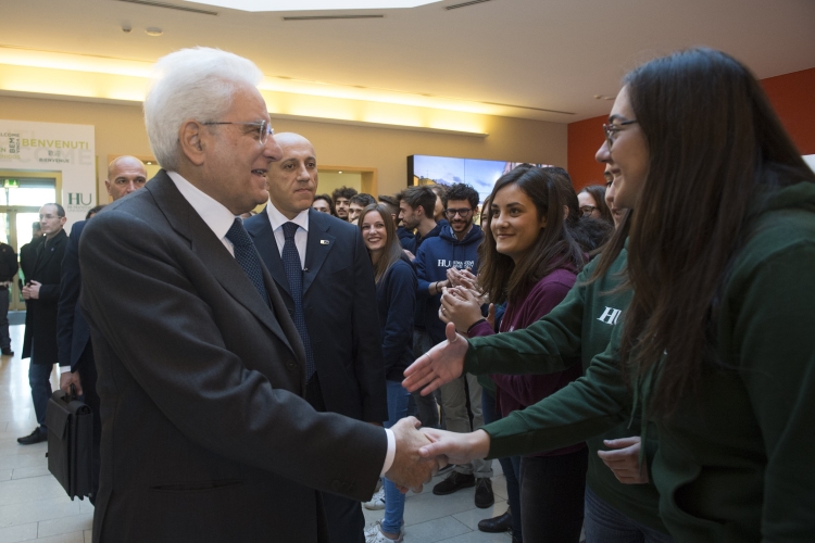 Il Presidente Sergio Mattarella saluta gli studenti 