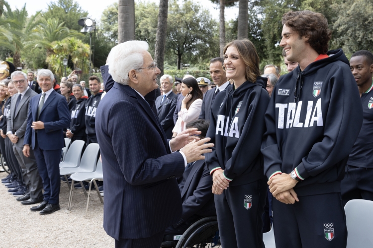 Il Presidente della Repubblica Sergio Mattarella saluta Arianna Errigo e Gianmarco Tamberi, in occasione della cerimonia di consegna della bandiera agli atleti italiani in partenza per i Giochi Olimpici e Paralimpici di Parigi 2024
