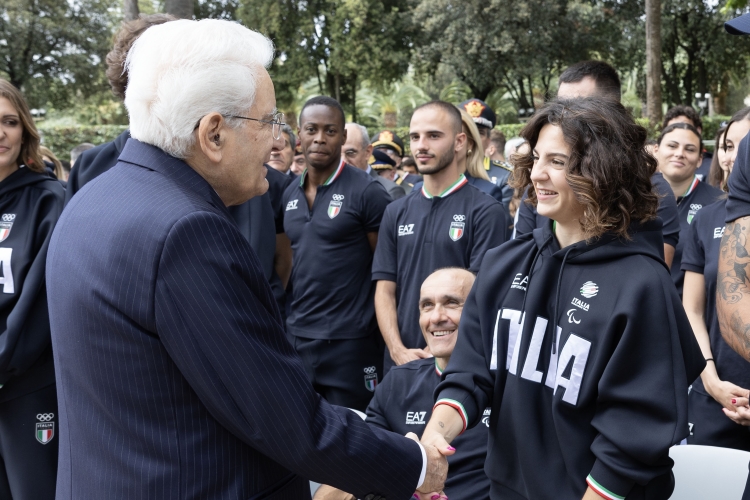Il Presidente della Repubblica Sergio Mattarella saluta Luca Mazzone e Ambra Sabatini,in occasione della cerimonia di consegna della bandiera agli atleti italiani in partenza per i Giochi Olimpici e Paralimpici di Parigi 2024
